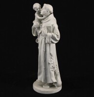 Lote 192 - VISTA ALEGRE, SANTO ANTÓNIO - Escultura em biscuit monocromo branco representando Santo António com o Menino Jesus. Dim: 26 cm. Nota: marca incisa na pasta. Cabeça do menino colada