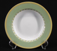 Lote 224 - SPAL, PRATO EM PORCELANA - Prato de sopa com decoração em tons de verde e amarelo e friso de flores. Dim: 23 cm