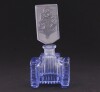 Lote 45 - FRASCO DE PERFUME ARTE NOVA - Em vidro azul com decoração relevada ao estilo arte nova. Dim: 13 cm (altura) - 3