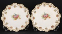 Lote 136 - ROYAL DOULTON, PRATOS EM PORCELANA INGLESA - Par de pratos marcados na base, decoração floral policromada com ornamentos dourados e bordo recortado. Dim: 22 cm. Nota: sinais de uso