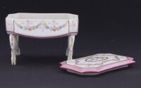 Lote 245 - LIMOGES, GUARDA-JÓIAS - Em porcelana com decoração floral policromada, marcado na base. Dim: 7x10x7 cm