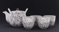 Lote 179 - BULE E CHÁVENAS EM PORCELANA - Conjunto de bule e 4 chávenas com decoração floral. Dim: 12 cm (bule)