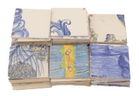 Lote 176 - PAINEL DE AZULEJOS - Conjunto de 73 azulejos soltos, decoração a azul e policromada. Dim: 15x15 cm (cada). Nota: sinais de uso