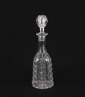 Lote 168 - GARRAFA DECANTER - Em cristal com decoração lapidada relevada. Dim: 36 cm