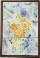 Lote 163 - PAINEL DE AZULEJOS - Composto de 6 azulejos pintados à mão com flores, assinado M Jesus e datado de 1984. Azulejos aplicados em placa de aglomerado de madeira com perfil de moldura em madeira. Dim: 45x31 cm