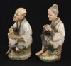 Lote 238 - FIGURAS CHINESAS EM BISCUIT - 2 esculturas em biscuit policromado representando figuras chinesas sentadas. Dim: 13,5 cm - 3