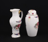 Lote 172 - JARRO E POTE EM PORCELANA - Decoração floral policromada e dourada. Dim: 17,5 e 17 cm respectivamente. Nota: marcados GB Limoges