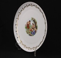 Lote 128 - VISTA ALEGRE, PRATO DE GRANDES DIMENSÕES - Em porcelana . Decoração com cena mitológica policromada e grinaldas douradas. Dim: 31 cm. Nota: marcado na base