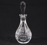 Lote 140 - ATLANTIS, FRASCO EM CRISTAL - Frasco para perfume com decoração lapidada. Dim: 13 cm. Nota: marcado na base