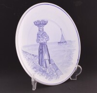 Lote 231 - CERÂMICA MICAELENSE/RIBEIRA GRANDE, PRATO DECORATIVO - Em cerâmica marcada na base, decoração a azul com "Varina". Dim: 28 cm