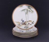 Lote 218 - PRATOS EM PORCELANA ORIENTAL - Conjunto de 6 pratos de sobremesa, decoração policromada com paisagem e ornamentos dourados, marcados na base. Dim: 19 cm