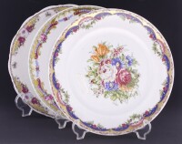 Lote 182 - PRATOS EM PORCELANA - Conjunto de 3 pratos em porcelana estilo Limoges, decoração floral policromada com ornamentos dourados, marcados na base. Dim: 26 cm (maior)