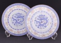 Lote 194 - PRATOS EM PORCELANA CHINESA - Conjunto de 4 pratos de sobremesa em porcelana marcada na base, decoração bago-de-arroz com dragões e friso dourado. Dim: 18 cm