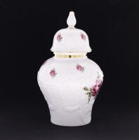 Lote 153 - BAVARIA, POTE EM PORCELANA - Decoração floral em tom rosa e verde, com ornamentos dourados, marcado na base. Dim: 25 cm