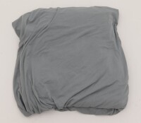 Lote 98 - CAPAS DE SOFÁ - Conjunto de 2 capas de sofá em tecido cinzento de polyester e spandex, ajustáveis e par de almofadas com fechos. Tamanho L (195x230 cm). Nota: sem uso, sinais de armazenamento