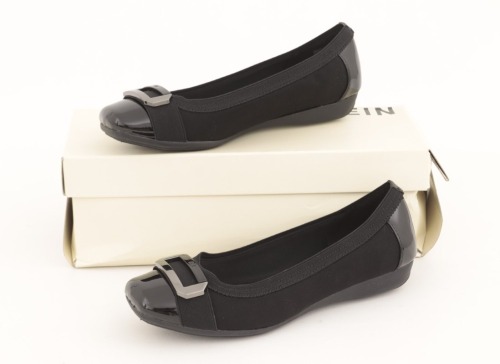 Lote 54 - ANNE KLEIN, SAPATOS DE SENHORA - Modelo de salto raso, em textil e verniz preto com aplicação metálica. Tamanho 6,5 (37). Nota: sem uso, em caixa de origem