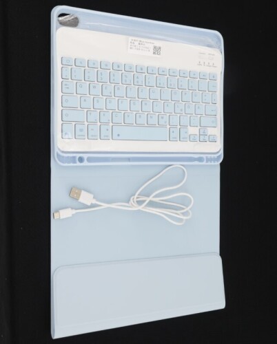 Lote 1 - GOOJODOQ, WIRELESS KEYBOARD CASE - Teclado com capa azul para tablet, modelo A1817 Blue-German, ligação usb. Dim: 25x19 cm. Nota: sem uso