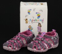 Lote 74 - APAKOVA KID`S SHOES, SANDÁLIAS DE CRIANÇA - Modelo de cor rosa com presilha de velcro ajustável. Tamanho 22. Nota: sem uso, em caixa de origem