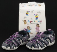 Lote 64 - APAKOVA KID`S SHOES, SANDÁLIAS DE CRIANÇA - Modelo de cor azul e roxo com presilha de velcro ajustável. Tamanho 21. Nota: sem uso, em caixa de origem