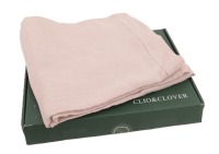 Lote 3 - CLIO & CLOVER, TOALHA DE LINHO - Toalha de mesa em linho cor de rosa nude, bainhas com remate em ponto ajour. Dim: 150x250 cm. Nota: sem uso, em caixa de origem