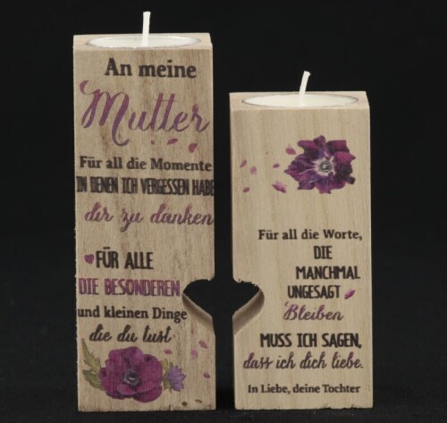 Lote 195 - MOTHER GIFTS, CASTIÇAIS EM MADEIRA - Conjunto de 12 caixas com 2 castiçais em madeira com inscrições e velas. Dim: 12x4x4 cm (maior). Nota: sem uso, em caixas de origem