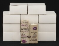 Lote 185 - MOTHER GIFTS, CASTIÇAIS EM MADEIRA - Conjunto de 11 caixas com 2 castiçais em madeira com inscrições e velas. Dim: 12x4x4 cm (maior). Nota: sem uso, em caixas de origem