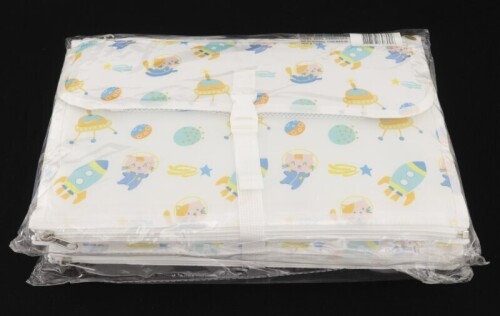 Lote 150 - KIT DE BEBÉ - Par de trocadores de fraldas em tecido impermeável de padrão infantil, com várias divisórias para acessórios. Dim: 35x110 cm (aberto). Nota: sem uso