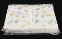 Lote 150 - KIT DE BEBÉ - Par de trocadores de fraldas em tecido impermeável de padrão infantil, com várias divisórias para acessórios. Dim: 35x110 cm (aberto). Nota: sem uso