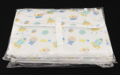 Lote 10 - KIT DE BEBÉ - Par de trocadores de fraldas em tecido impermeável de padrão infantil, com várias divisórias para acessórios. Dim: 35x110 cm (aberto). Nota: sem uso