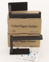 Lote 187 - SUPORTES DE PAPEL HIGIÉNICO EM METAL - Conjunto de 2 pares de suportes de rolos de papel higiénico em metal lacado a preto. Dim: 14 cm. Nota: sem uso, em caixas de origem