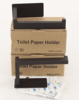 Lote 197 - SUPORTES DE PAPEL HIGIÉNICO EM METAL - Conjunto de 2 pares de suportes de rolos de papel higiénico em metal lacado a preto. Dim: 14 cm. Nota: sem uso, em caixas de origem