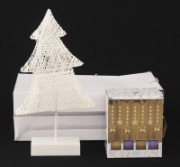 Lote 172 - DECORAÇÕES NATALÍCIAS - Conjunto de 2 árvores de Natal brancas com ilunimação e caixa com iluminação de Natal com comando. Dim: 40 cm (árvores). Nota: sem uso