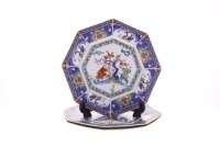 Lote 17 - PRATOS EM PORCELANA JAPONESA - Conjunto de 3 pratos de formato oitavado com decoração policromada com figuras, flores e pássaros, marcados na base. Dim: 26x26 cm