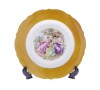 Lote 36 - CF VIANA, PRATO EM PORCELANA - Decoração policromada com "Cena Galante", aba em tom castanho com frisos dourados, marcado na base. Dim: 25,5 cm