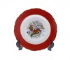 Lote 42 - FÁBRICA VIANA, PRATO EM PORCELANA - Decoração policromada com cena de pesca e bordo vermelho com frisos dourados, assinado e marcado na base. Dim: 25,5 cm