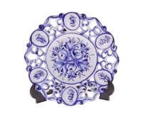 Lote 47 - R.C.&Cª / JUNCAL / PORTO DE MÓS, PRATO DECORATIVO - Em faiança com decoração floral a azul, aba vazada e recortada, marcado na base. Dim: 22,5 cm