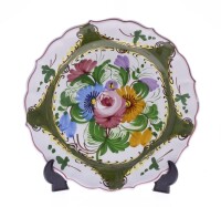 Lote 71 - PRATO DECORATIVO EM FAIANÇA - Decoração floral policromada. Dim: 27 cm