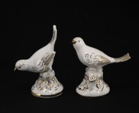 Lote 75 - PÁSSAROS EM PORCELANA DE COIMBRA - Casal de pássaros com decoração a dourado. Dim: 10 cm (maior). Nota: marcados na base