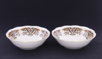 Lote 76 - COLCLOUGH, TAÇAS EM PORCELANA INGLESA - Par de taças com decoração vegetalista em tom castanho e preto, marcadas na base. Dim: 16 cm