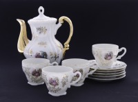 Lote 77 - ROYAL PORZELAN JAPAN, PARTE DE SERVIÇO DE CAFÉ - Conjunto de 6 peças com decoração policromada com cena galante e ornametos dourados, composto por bule, 3 chávnas e 5 pires. Dim: 18 cm (bule). Nota: sinais de uso