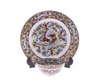 Lote 91 - PRATO E MALGA EM PORCELANA CHINESA - Conjunto de prato e malga marcado na base, decoração policromada com Borboletas e ornamentos dourados, Fabricado em Macau. Dim: 26 cm (prato). Nota: sinais de uso