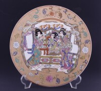 Lote 111 - PRATO EM PORCELANA ORIENTAL - Decoração policromada com "figuras", aba com flores e ornamentos a dourado, marcado na base. Dim: 26,5 cm. Nota: sinais de uso