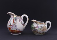 Lote 118 - LEITEIRAS EM PORCELANA CHINESA - Conjunto de 2 leiteiras em porcelana marcada na base, decoração policromada com paisagem e figuras. Dim: 13 cm (maior). Nota: sinais de uso