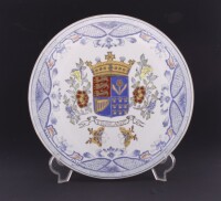 Lote 121 - PRATO EM PORCELANA ORIENTAL - Decoração policromada com brasão e inscrição "Engelandt", marcado na base. Dim: 26 cm. Nota: sinais de uso