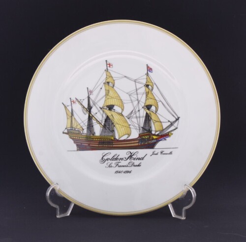 Lote 129 - VISTA ALEGRE, OS NAVIOS DOS GRANDES DESCOBRIMENTOS - Prato para coleccionadores em porcelana da Vista Alegre, Edição das Colecções Philae, série Limitada, desenho de Jordi Torroella, motivo "Golden Hind - Sir Francis Drake (1540-1596)", marcado