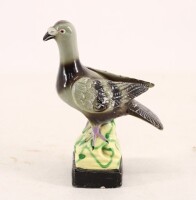 Lote 135 - POMBO EM CERÂMICA - Escultura em cerâmica com decoração naturalista policromada. Dim: 14 cm