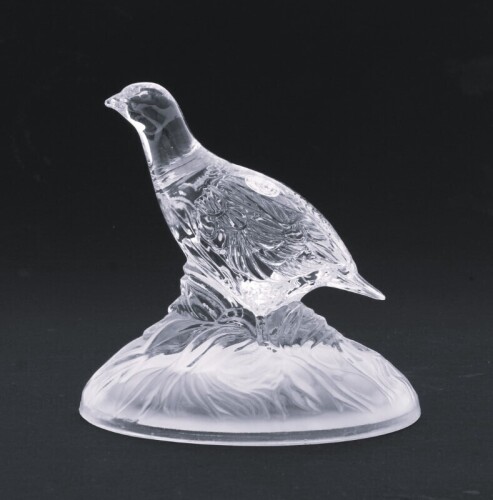 Lote 136 - CRISTAL D`ARQUES, PERDIZ - Escultura em cristal com decoração relevada, representando "Perdiz", com selo de garantia. Dim: 13x13x9 cm