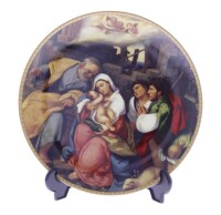 Lote 155 - PORCEL, NATAL 2005 - Prato em porcelana marcada na base, edição de 2005, decoração policromada inspirada na pintura "The Adoration of the Sheperds” de Bonifácio Veronese. 10º Lançamento Série limitada nº 7151/30000 exemplares. Dim: 21 cm