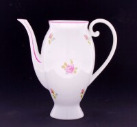 Lote 157 - SPAL, BULE EM PORCELANA - Decoração floral em tom rosa e verde, marcado na base. Dim: 20 cm. Nota: sinais de uso, sem tampa