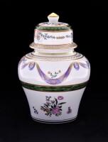 Lote 163 - VIDAL ARTE, POTE EM PORCELANA - Decoração policromada pintada à mão, com flores e grinaldas e frisos dourados, marcado na base. Dim: 18 cm